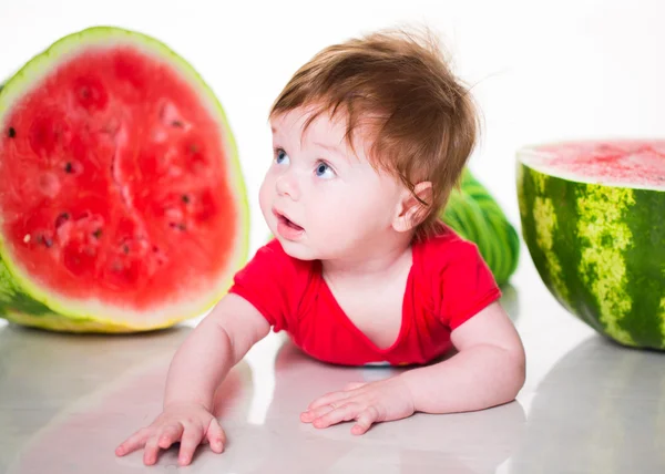 Liten pojke med vattenmelon — Stockfoto