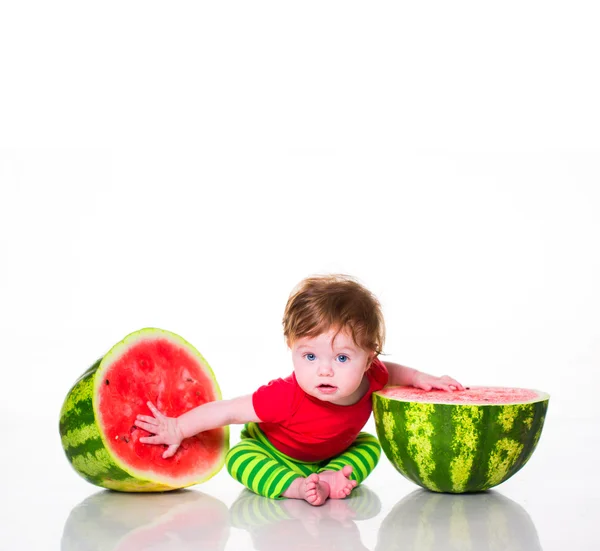 Liten pojke med vattenmelon — Stockfoto