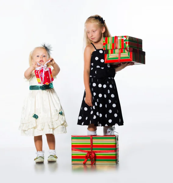Duas meninas com presentes — Fotografia de Stock