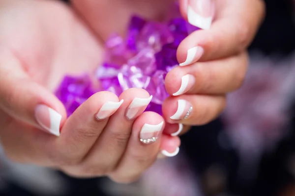 Las manos de mujer con manicura francesa — Foto de Stock