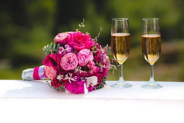 Bridal bouquet and glasses — Stock Photo, Image