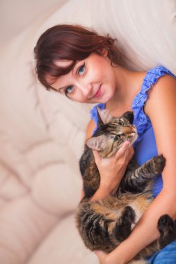 güzel bir kadın ile kedi