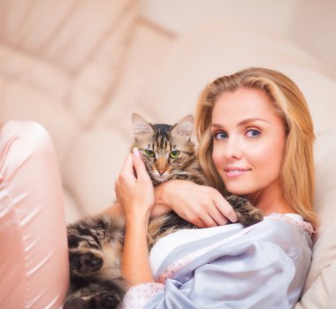 güzel bir kadın ile kedi