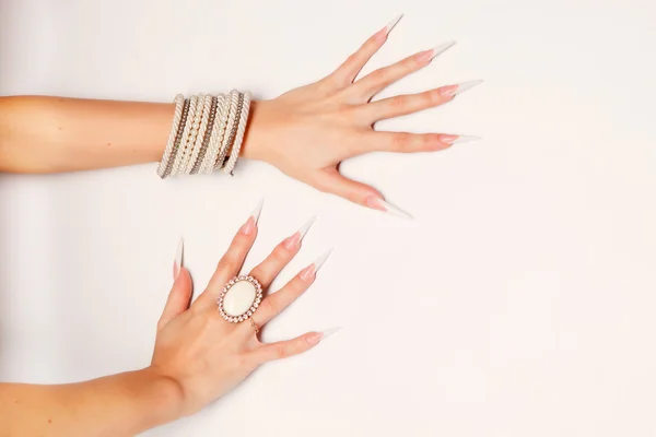Женщина руки с длинными ногтями — стоковое фото