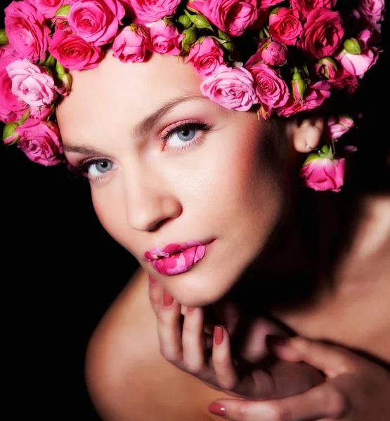 Femme aux fleurs roses coiffure — Photo