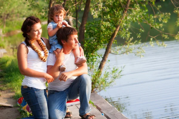 Famille sur pique-nique — Photo