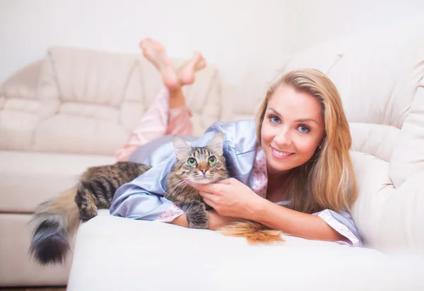 Hermosa mujer con gato —  Fotos de Stock