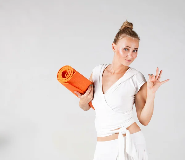 Woman with yoga mat — Stock Photo, Image