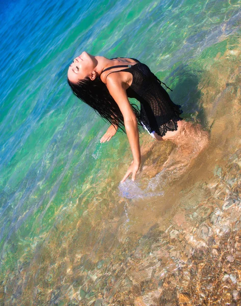 Young beautiful woman in sea — Stock Photo, Image