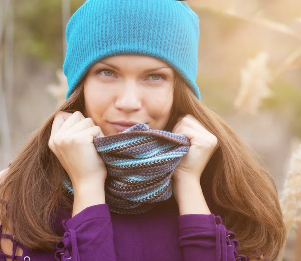 Mujer en ropa de otoño — Foto de Stock