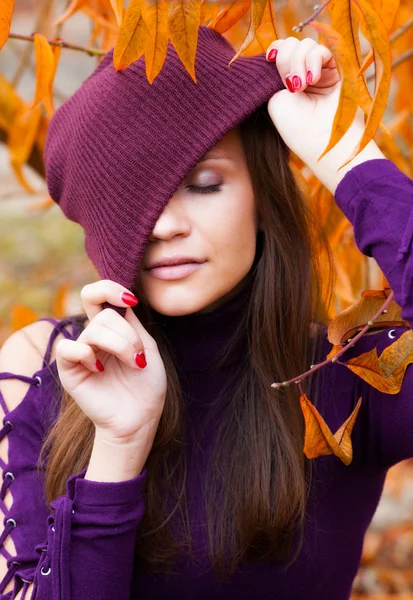 秋の庭で美しい女性 — ストック写真