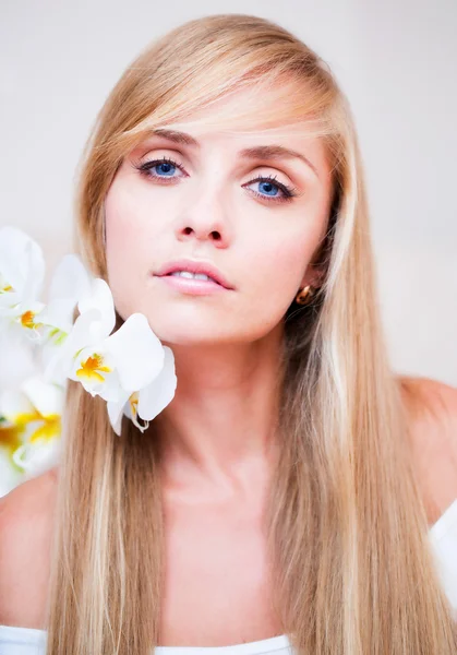 Femme aux cheveux longs — Photo