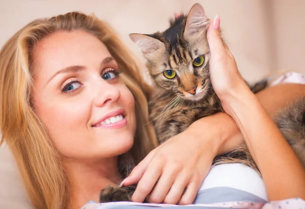 güzel bir kadın ile kedi