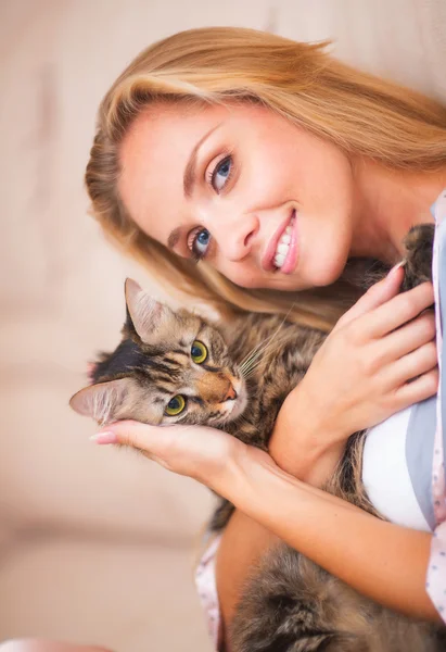 Hermosa mujer con gato —  Fotos de Stock
