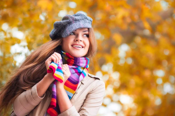 Mujer joven en el parque de otoño —  Fotos de Stock