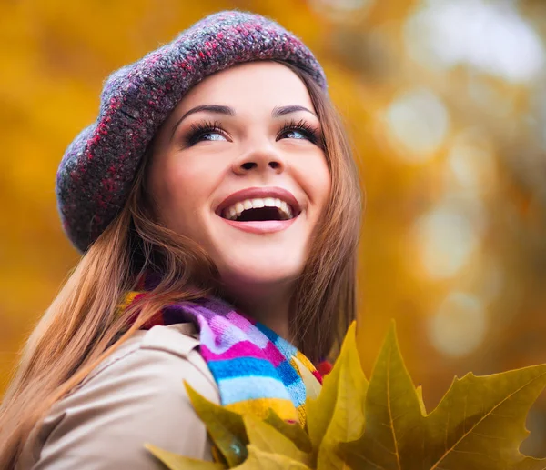 Mujer joven en el parque de otoño — Foto de Stock