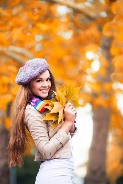 Mujer joven en el parque de otoño — Foto de Stock