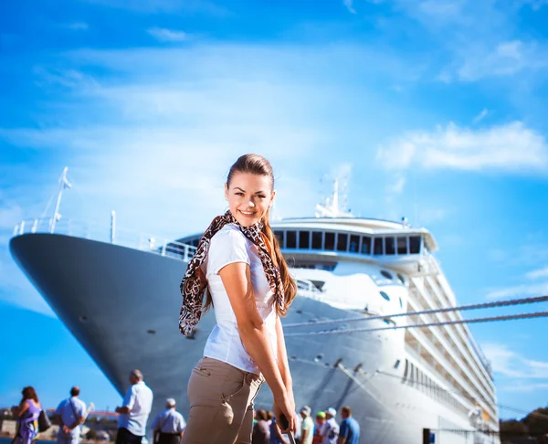 Giovane donna che viaggia sulla nave da crociera — Foto Stock