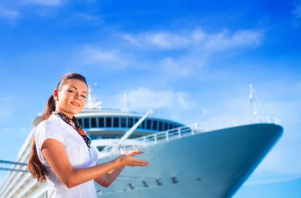 Jonge vrouw in de buurt van cruise schip — Stockfoto