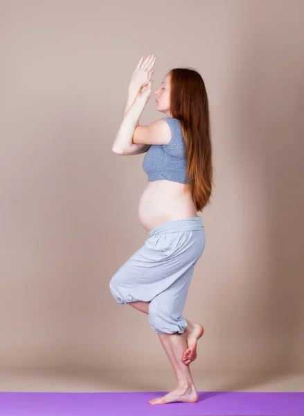 Yoga voor zwangere — Stockfoto