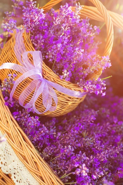 Cesto con lavanda — Foto Stock