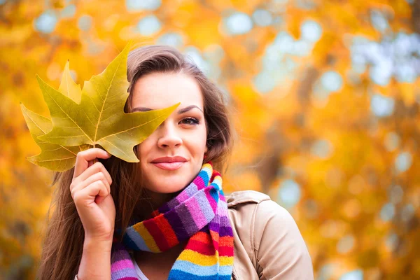 Junge Frau im Herbstpark — Stockfoto