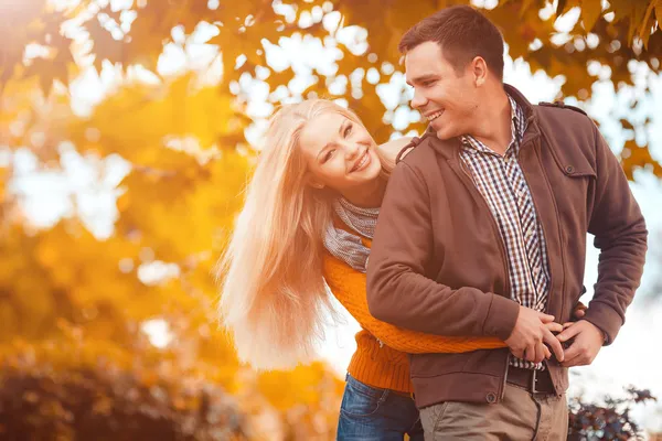 Sonbahar parkında bir çift