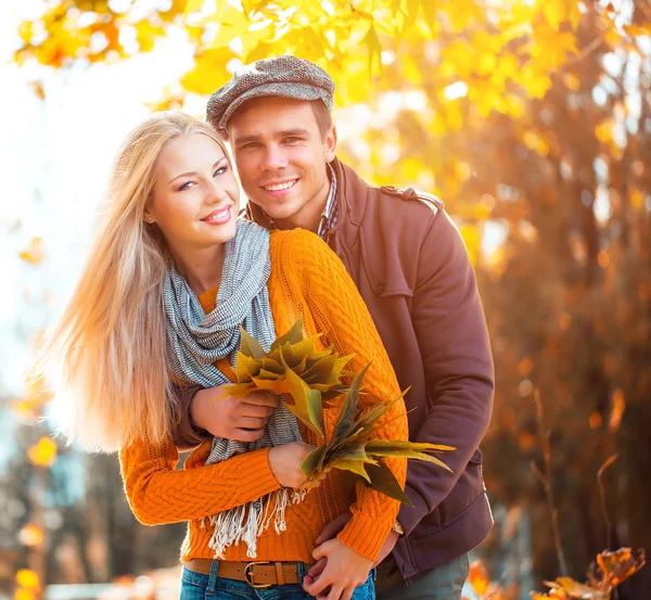 Casal no parque de outono — Fotografia de Stock