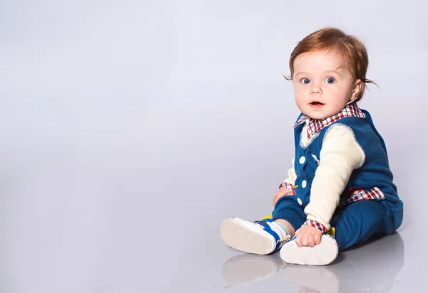 Piccolo bambino seduto sul pavimento — Foto Stock