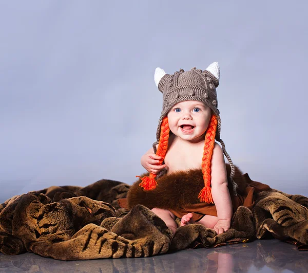 Pequeño bebé en sombrero de estilo vikingo —  Fotos de Stock