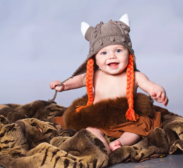 Kleine baby in viking stijl hoed — Stockfoto