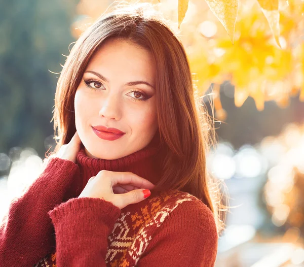 Vrouw in herfstpark — Stockfoto