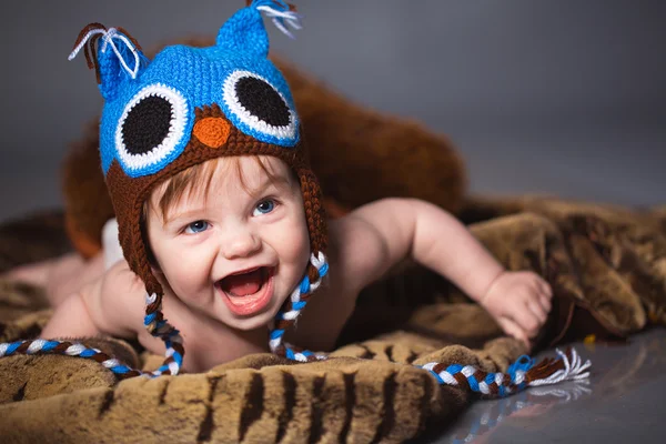 Pequeno bebê em chapéu de inverno — Fotografia de Stock