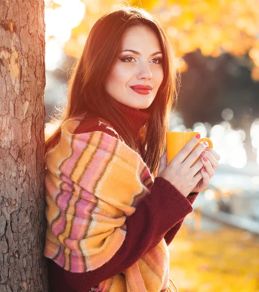 Frau im Herbstpark — Stockfoto