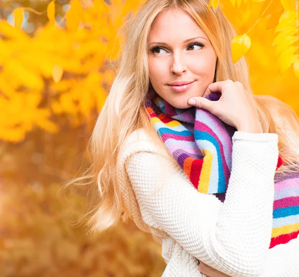 Femme dans le parc d'automne — Photo