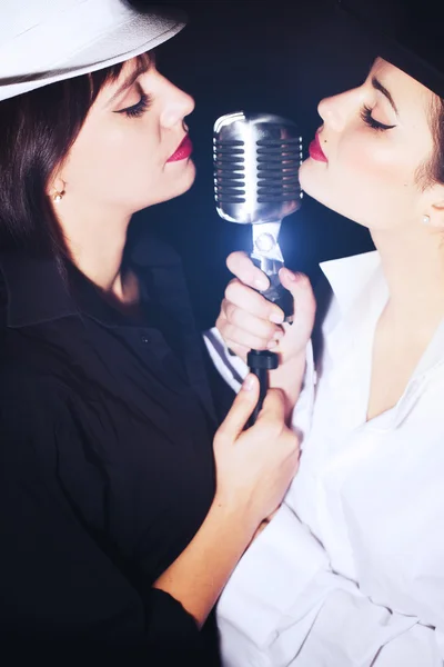 Dos cantantes chicas — Foto de Stock