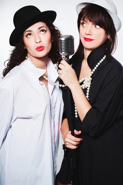 Two girl singers — Stock Photo, Image