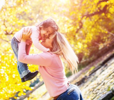 Sonbahar parkında bir aile