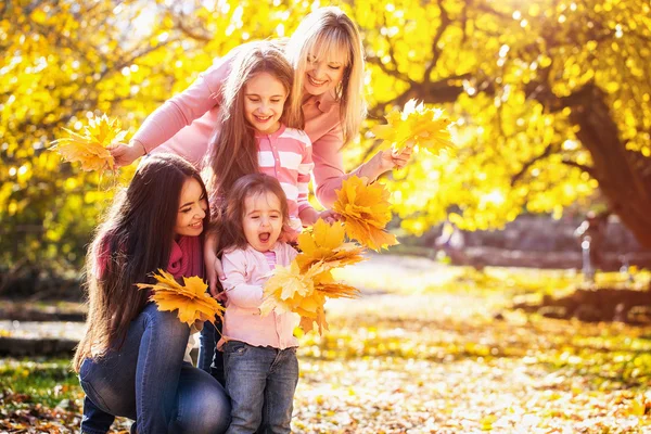 Familia en el parque de otoño —  Fotos de Stock