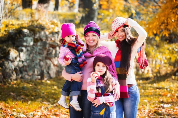 Familie im Herbstpark — Stockfoto