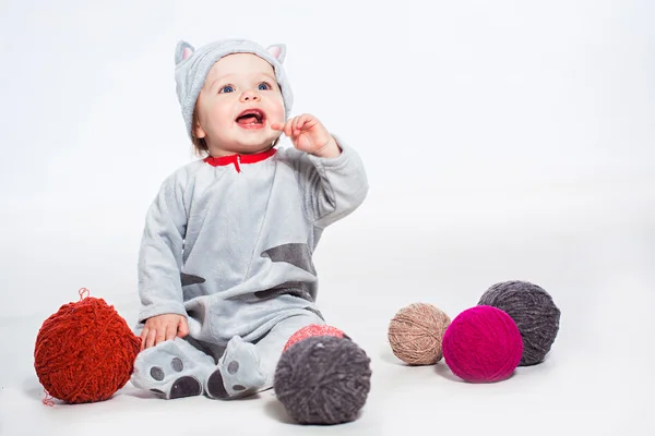 Kleiner Junge im Katzenkostüm — Stockfoto