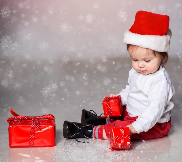 Liten pojke i jul kläder — Stockfoto