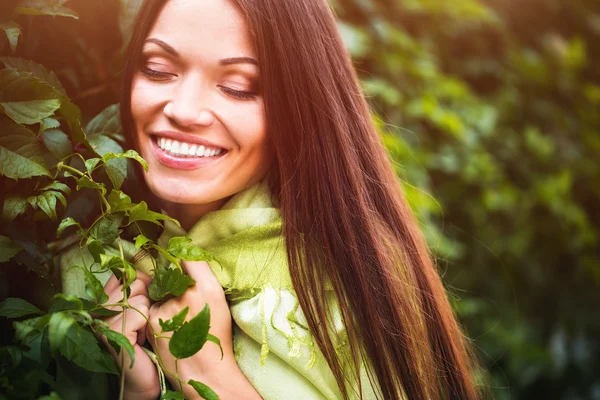 Jonge vrouw in het park — Stockfoto