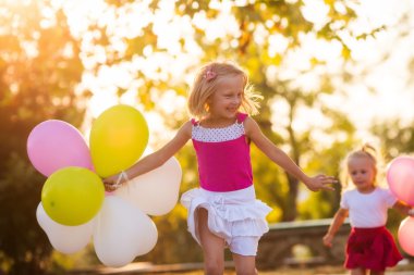 iki küçük kız balonları