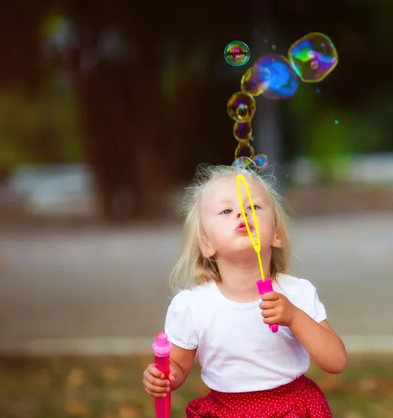 Klein meisje met bubbels — Stockfoto