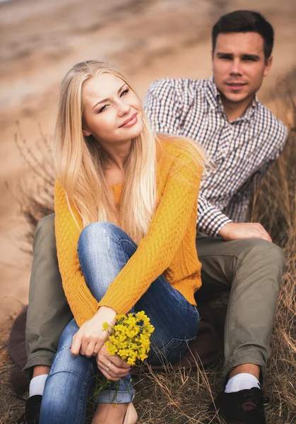 Couple sur la prairie — Photo