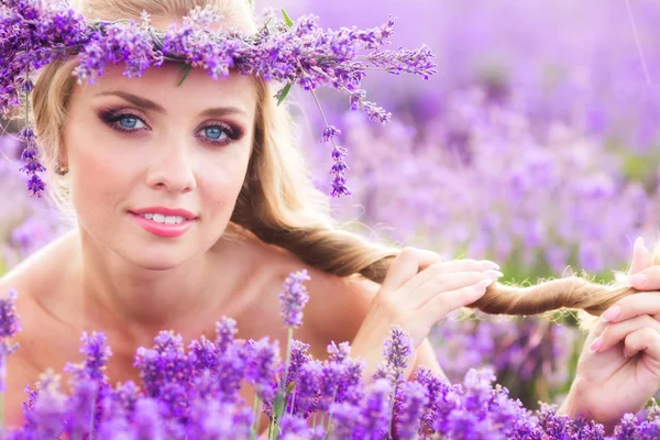Meisje op het Lavendel veld — Stockfoto