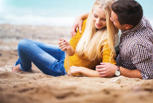 Casal na praia de outono — Fotografia de Stock