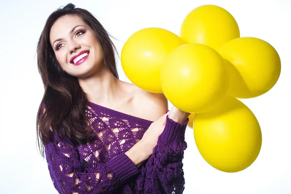 Retrato de niña con globos amarillos —  Fotos de Stock