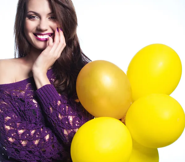 Flicka stående med gula ballonger — Stockfoto